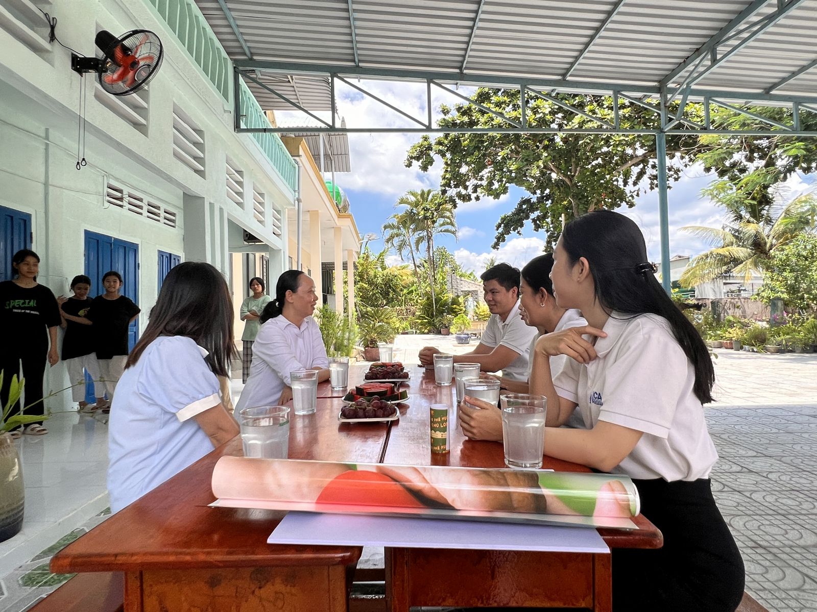 thể hiện sự tiếp đ&oacute;n của c&aacute;c em