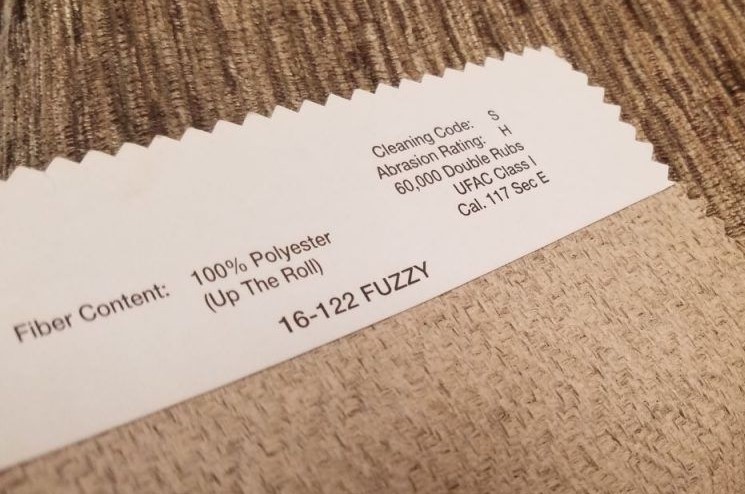 (H&igrave;nh ảnh k&yacute; tự vệ sinh tr&ecirc;n ghế)