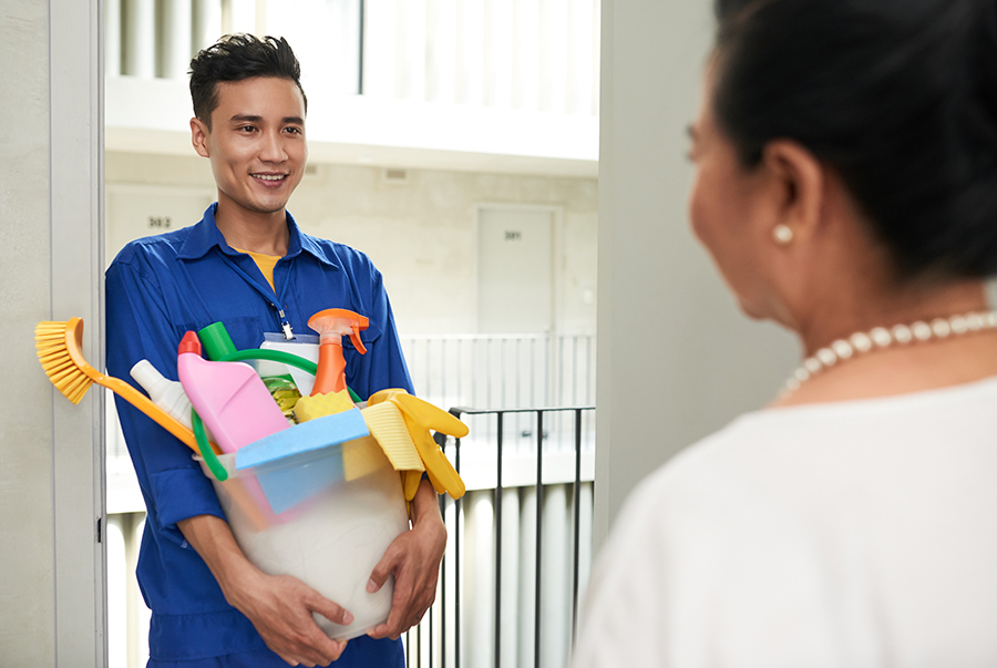 (H&igrave;nh-ảnh-nh&acirc;n-vi&ecirc;n-c&uacute;i-ch&agrave;o-thể-hiện-sự-tận-t&acirc;m-với-Kh&aacute;ch-h&agrave;ng)