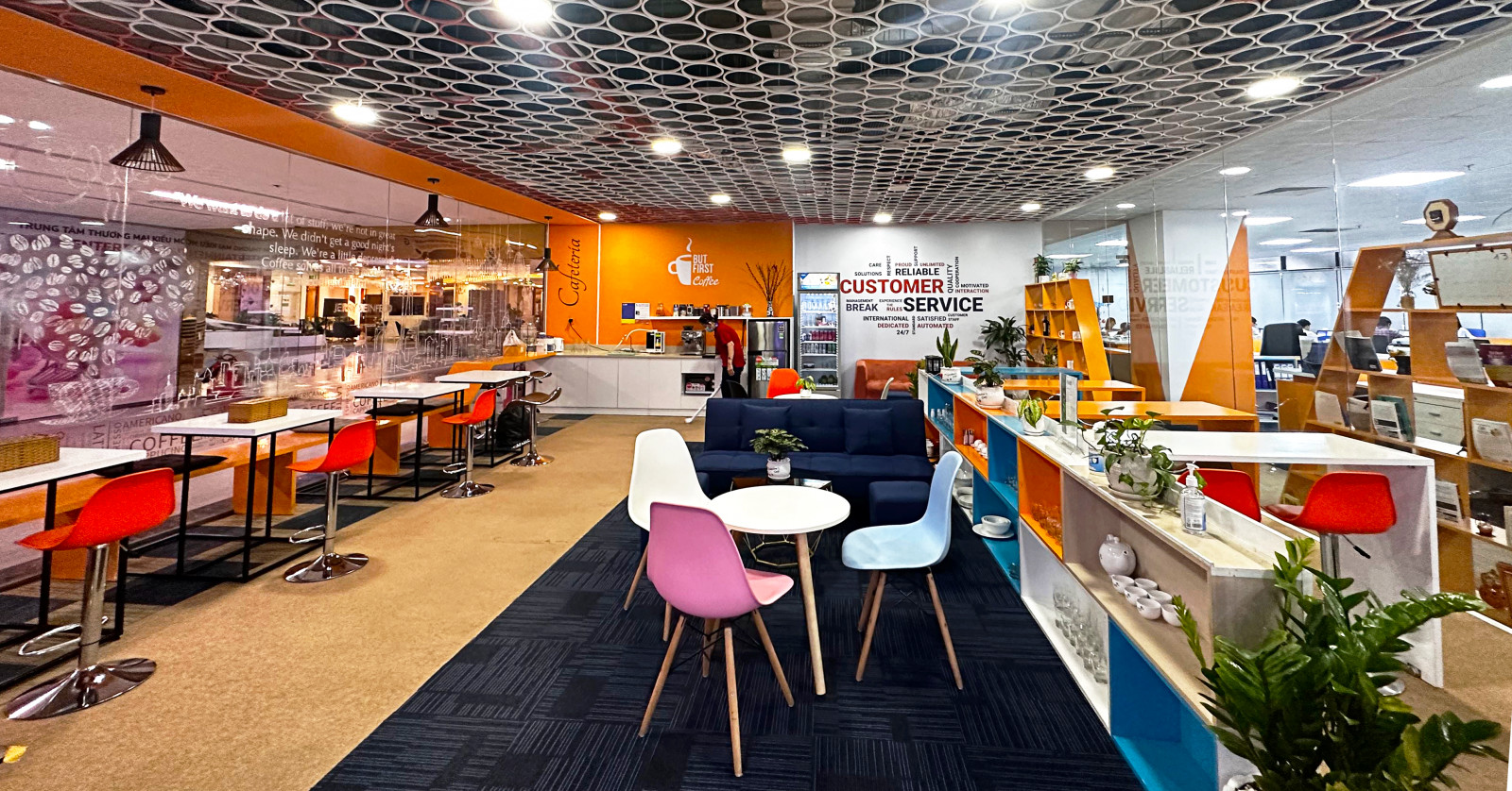 kh&ocirc;ng gian ri&ecirc;ng biệt đầy đủ tiện &iacute;ch cho nh&acirc;n vi&ecirc;n