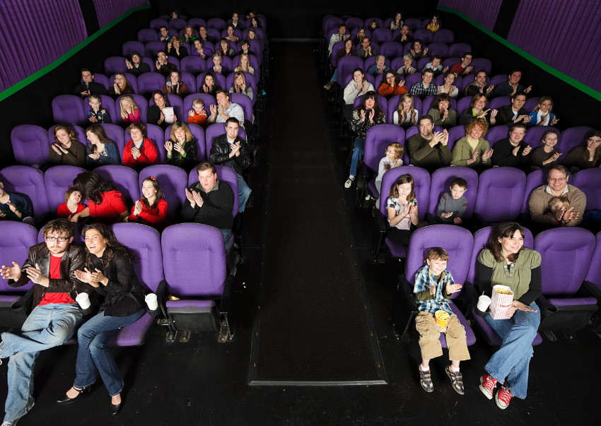 rạp chiếu phim đ&ocirc;ng kh&aacute;ch-1